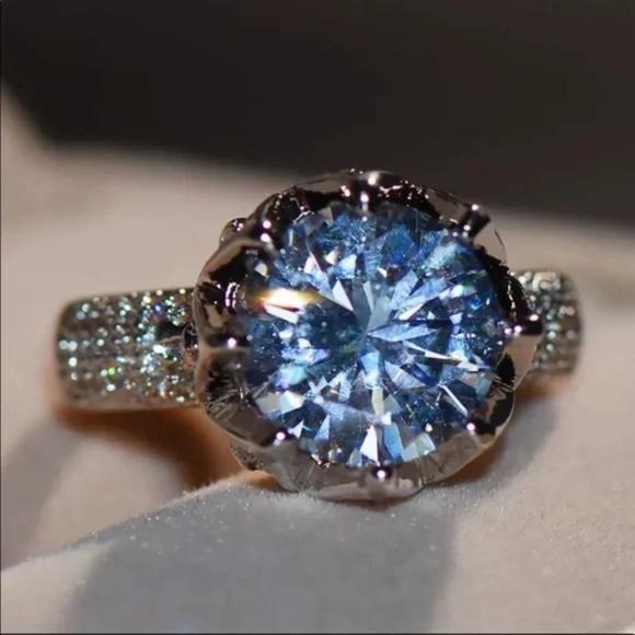 QUEEN SILVER DIAMOND CROWN ENGAGEMENT RING, CUTE RING, SHINY RING. - Picture 3 of 4